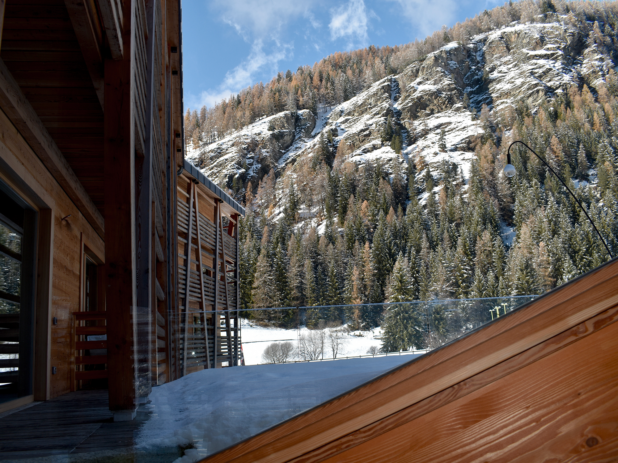 Il team dell'Au Charmant Petit Lac nel parco dell'hotel